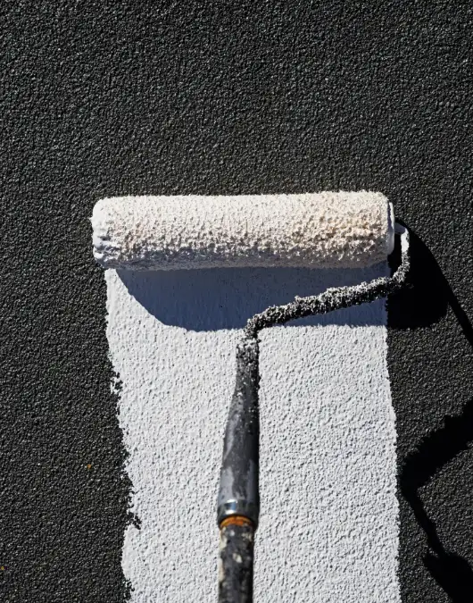 Toyen, applicateur de peinture réflective blanche sur toiture